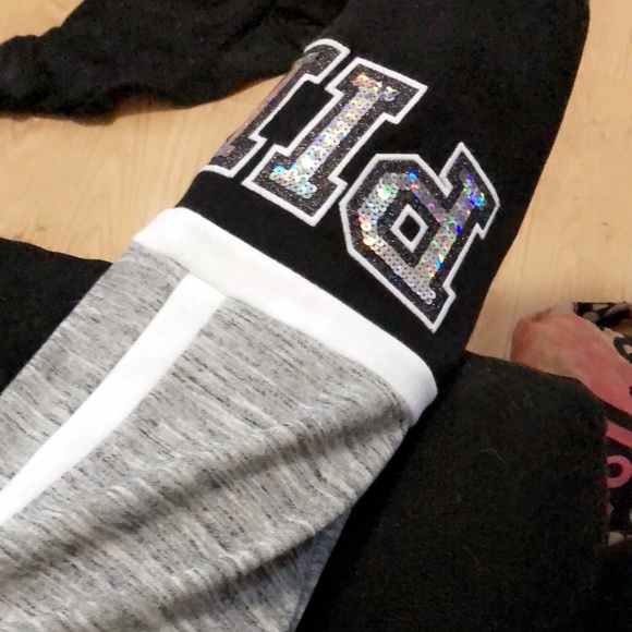 Iso this hoodie in a small or Xs - Picture 2 of 3